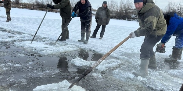 В Якутске состоялся субботник по заготовке льда для семей СВО