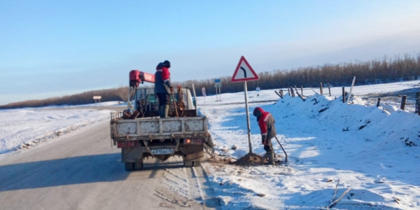 Дорожники Якутии устраивают ледовую переправу через реку Лену