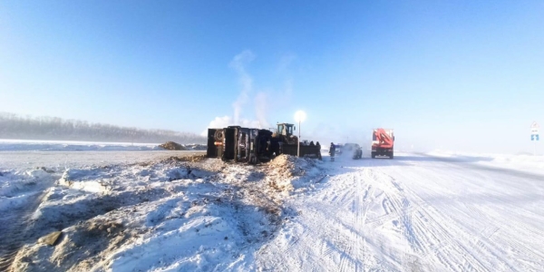 На переправе Нижний Бестях – Якутск опрокинулся грузовой автомобиль