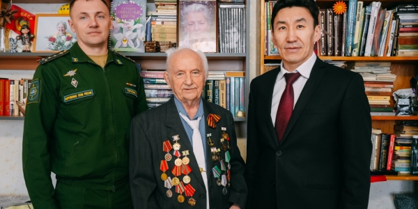 Юбилейную медаль вручили жителю блокадного Ленинграда Олегу Иванову