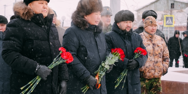 В Якутске возложили цветы к мемориальному комплексу «Журавли над Ильменем»