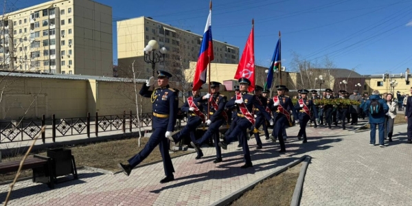 К мемориальному комплексу «Солдат Туймаады» в Якутске возложили цветы