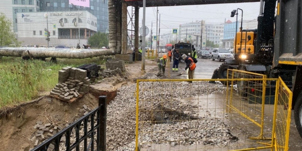 После ливня обрушилось дорожное полотно по улице Суоруна Омоллоона в городе Якутске