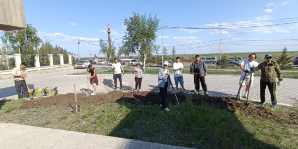 Общественная палата города Якутска провела субботник по озеленению территории «Вечного огня»