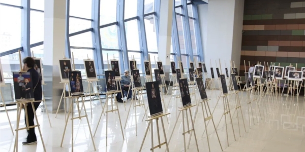 В аэропорту Якутска открылась выставка республиканского фотопроекта «Семья Героя»
