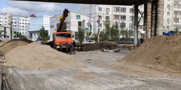 В Якутске на перекрестках улицы Хабарова заменяют газовые трубы