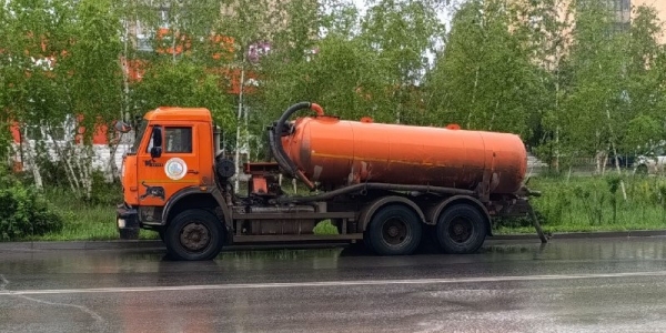 В Якутске откачивают дождевую воду с заниженных мест