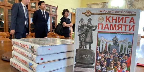 Многотомник «Книга памяти» передан в фонд Национальной библиотеки Якутии
