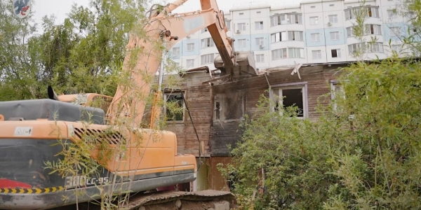 В Якутске сносят аварийный многоквартирный дом на улице Халтурина