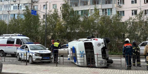 Машина скорой помощи попала в ДТП в Якутске