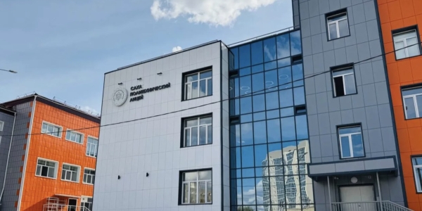 Дмитрий Садовников проверил строительство и ремонт школ в Якутске