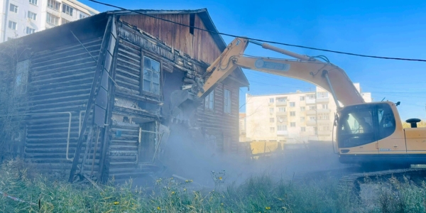 В Якутске сносят аварийный дом по улице Халтурина