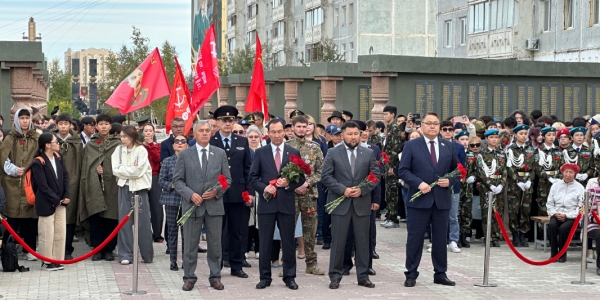 В Якутске возложили цветы к мемориалу «Солдат Туймаады»