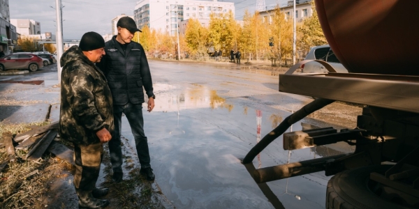 В Якутске откачивают талую воду с улиц после обильного снегопада