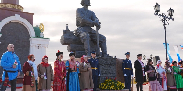 В Якутске возложили цветы к памятнику основателю города Петру Бекетову