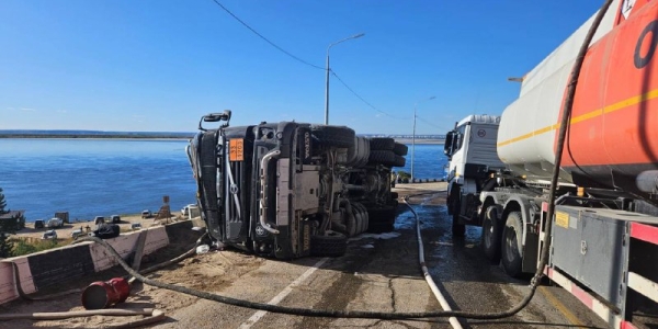 Возле переправы у Нижнего Бестяха опрокинулся бензовоз