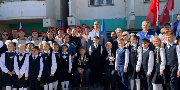 «Поем двором»: В Промышленном округе Якутска поздравили ветеранов