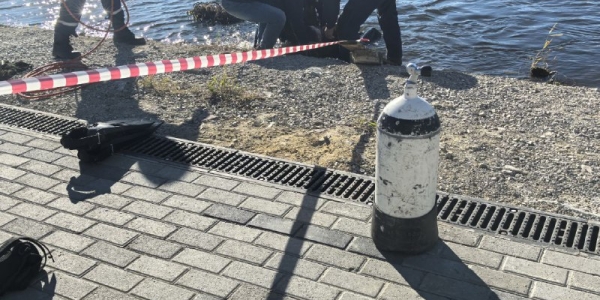 Водолазы нашли в озере Сайсары тело утонувшего молодого человека