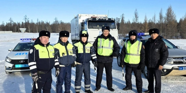 Сотрудники ГАИ спасли замерзавшую на трассе женщину с детьми