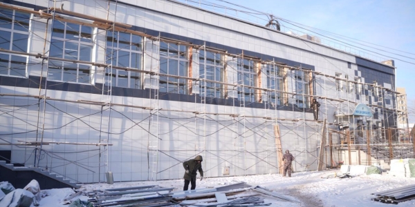 Евгений Григорьев проконтролировал ход ремонта ДЮСШ №5 города Якутска
