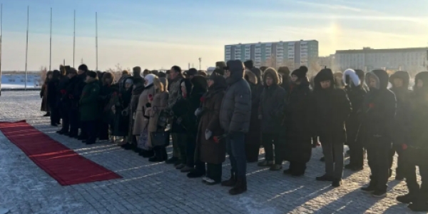 В Якутске возложили цветы к монументу «Воинам-победителям» в День неизвестного солдата