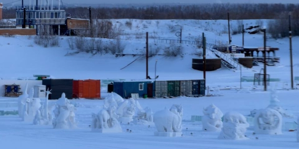 Идет обустройство ледового городка в 202 микрорайоне