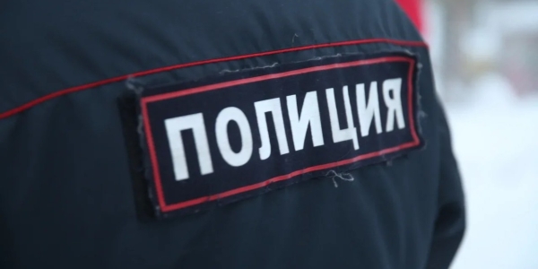 В Якутске мужчина выкинул строительный мусор с балкона на чужой автомобиль