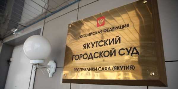 Женщина поскользнулась на крыльце МФЦ и получила два перелома руки