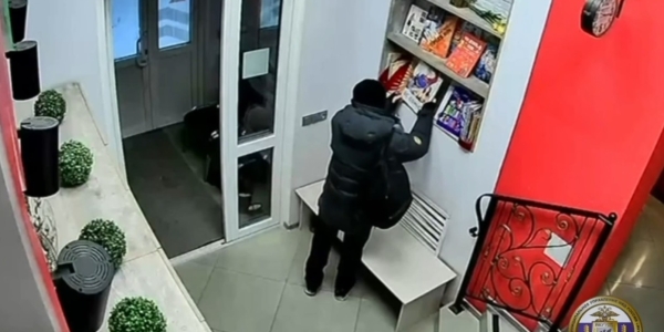 В Якутске из языковой школы украли дорогую книгу
