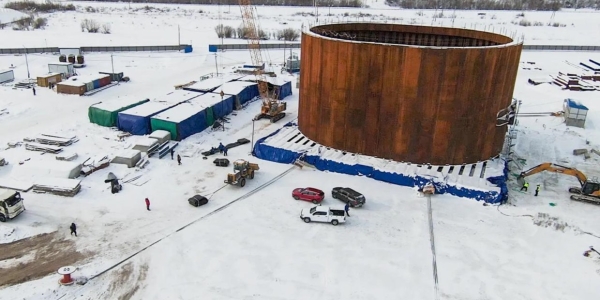 Началось перемещение первого коффердама для пилона Ленского моста
