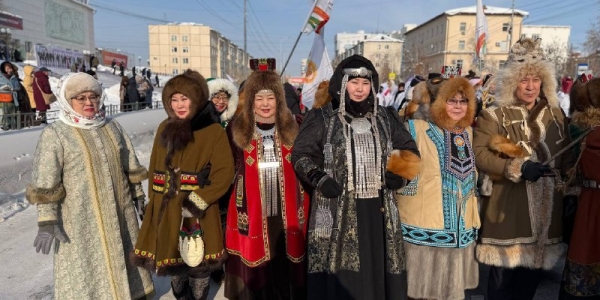 В Якутске проходит шествие в национальных костюмах. Фото