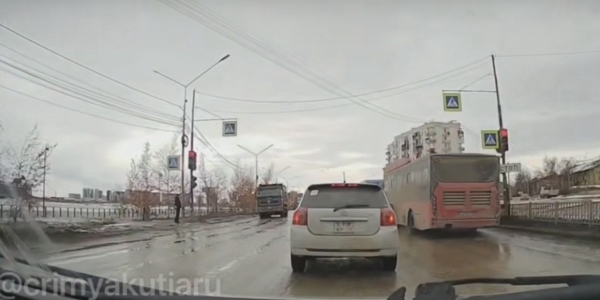 Водителя автобуса, проехавшего на «красный», отправили на курсы ПДД