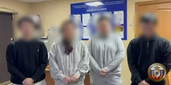 В Якутске компания устроила погром в подъезде жилого дома