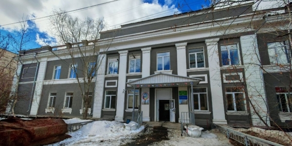 Глава Якутска проверил ход ремонта в школе №9 им. М.И. Кершенгольца