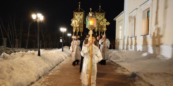 Фото: в Преображенском соборе Якутска отметили Пасху