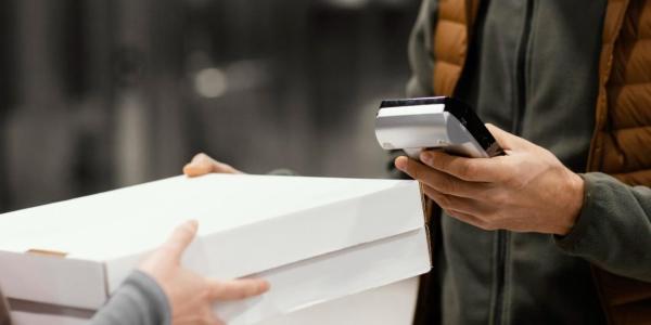 Сотрудник пункта выдачи заказов в Якутске похитил более 90 товаров