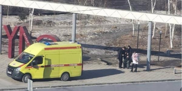 В Якутске качели не выдержали толпу детей