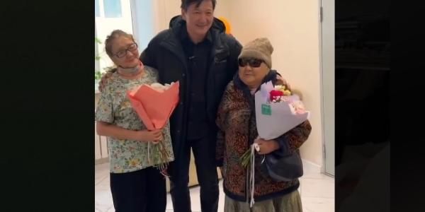 В Якутии 92-летняя поклонница сбежала с подругой из санатория, чтобы посетить концерт любимого артиста