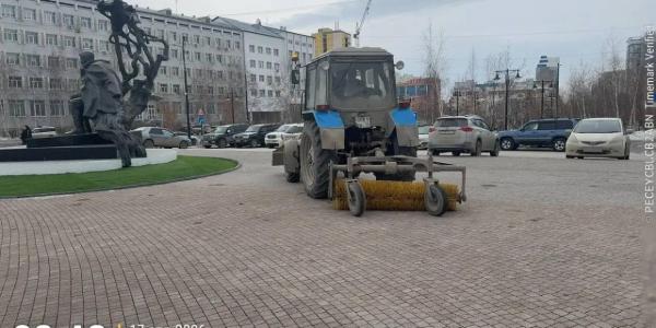 В Якутске приступили к чистке улиц от пыли и грязи