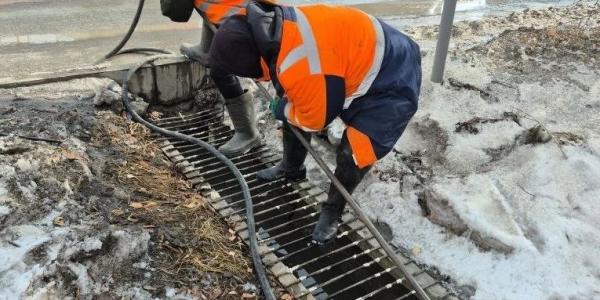В Якутске идет пропарка лотков ливневой канализации