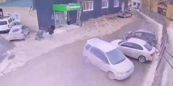 В Якутске водитель сбил двхулетнего ребенка, сдавая назад