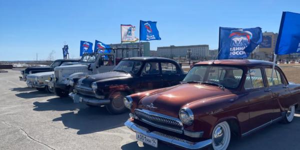 Ретроавтомобили проехали по улицам Якутска в поддержку «Диктанта Победы»