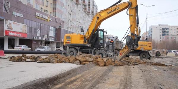 Мэр Якутска проконтролировал ход капитального ремонта улицы Ойунского