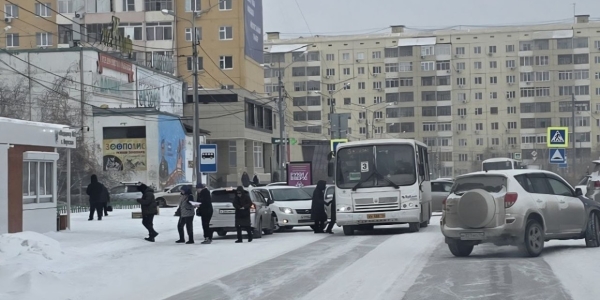 Фотофакт: водители заблокировали автобусную остановку