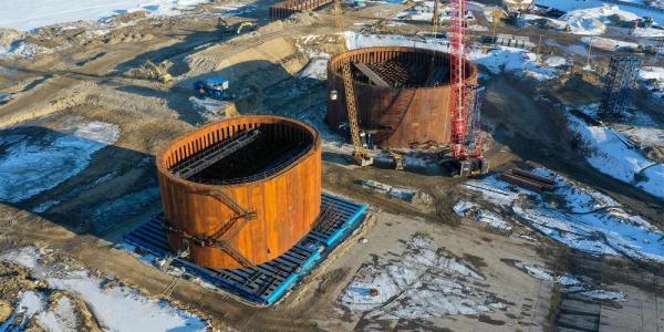 208 направляющих труб смонтированы в центральном коффердаме Ленского моста