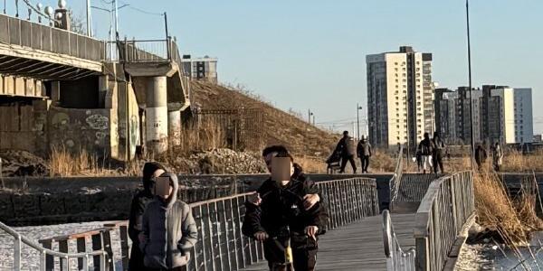Фотофакт: в Якутске трое подростков едут на одном электросамокате