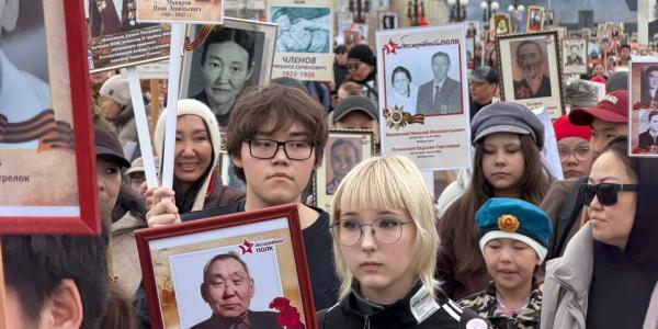 В Якутске состоялись военно-патриотическое шествие и акция «Бессмертный полк»