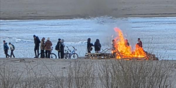 Молодёжь сожгла дрова якутских «моржей» на городском пляже