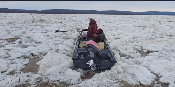 Семь человек на трёх лодках застряли во льдах на Лене в Олекминском районе
