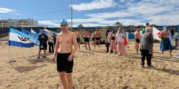 В Якутске «моржи» плавают с портретом Владимира Членова